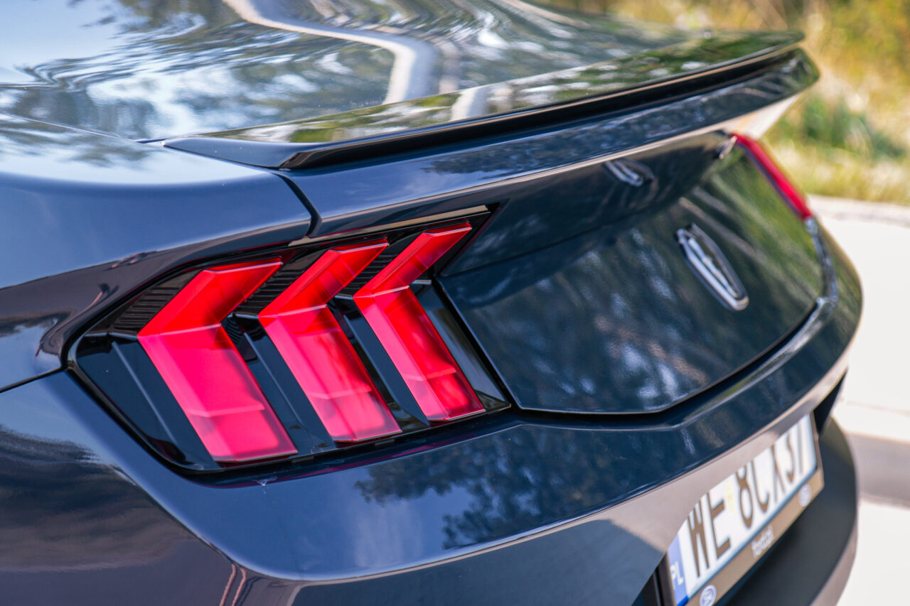 Tył Ford Mustang Dark Horse z charakterystycznymi tylnymi światłami, tablicą rejestracyjną, test Ford Mustang Dark Horse.