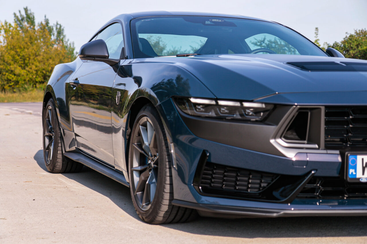 Test Ford Mustang Dark Horse na parkingu, przód samochodu.