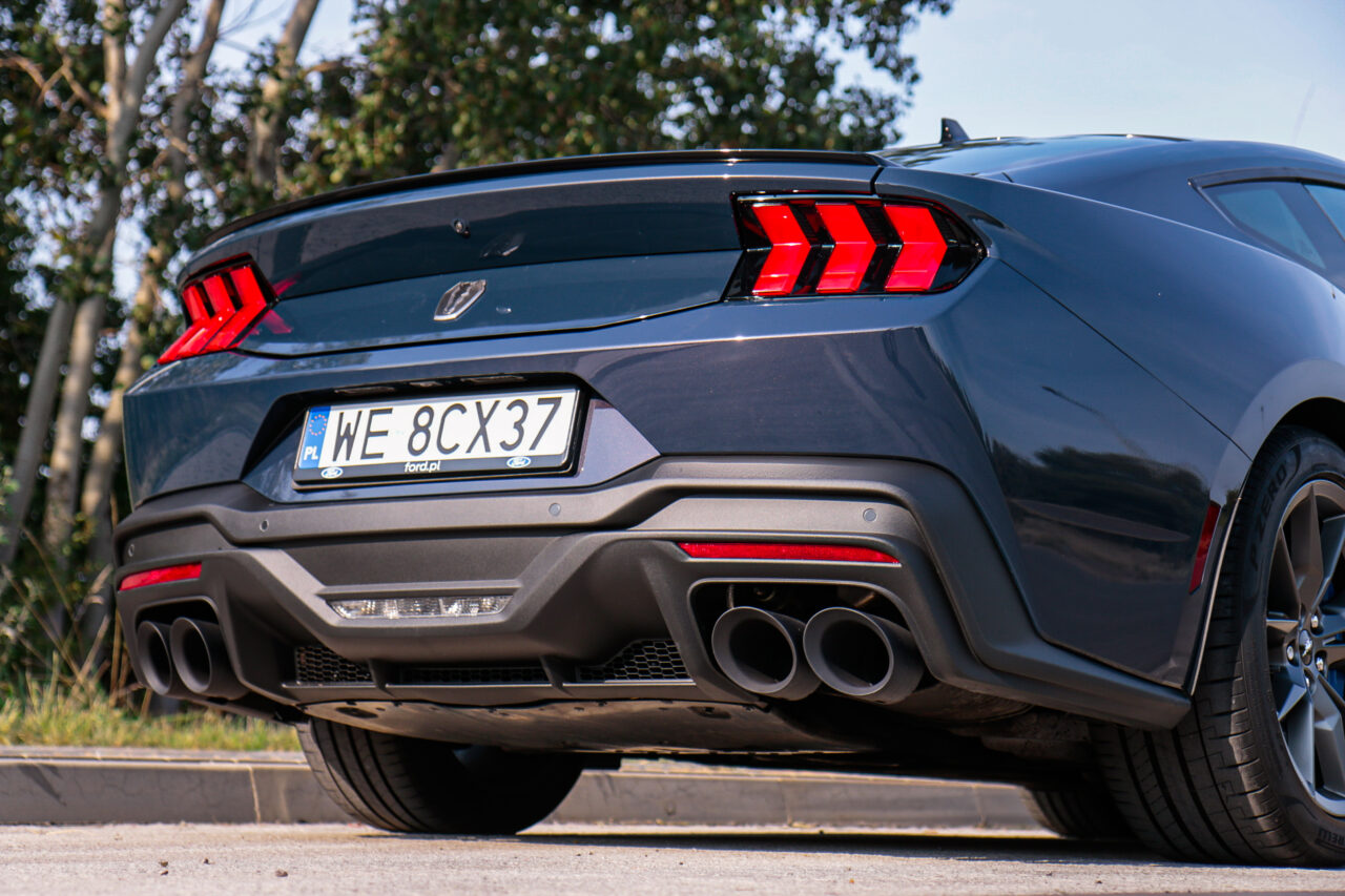 Test Ford Mustang Dark Horse - tył samochodu z numerem rejestracyjnym WE 8CX37.