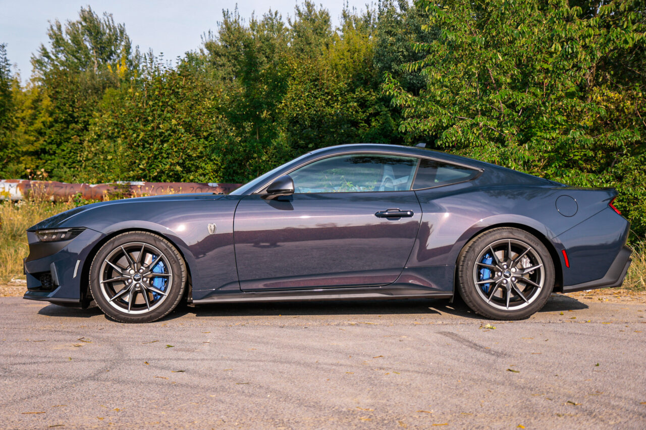 Test Ford Mustang Dark Horse na tle zieleni.