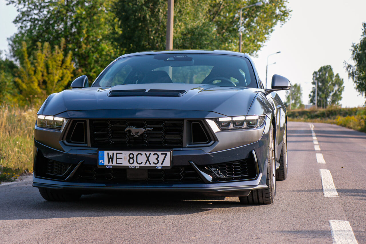 Test Ford Mustang Dark Horse na drodze, widok z przodu.