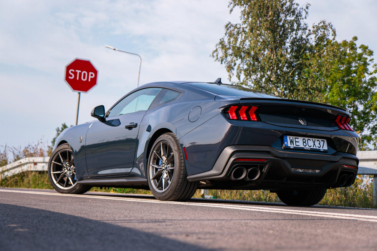 Test Ford Mustang Dark Horse na drodze przy znaku stop.