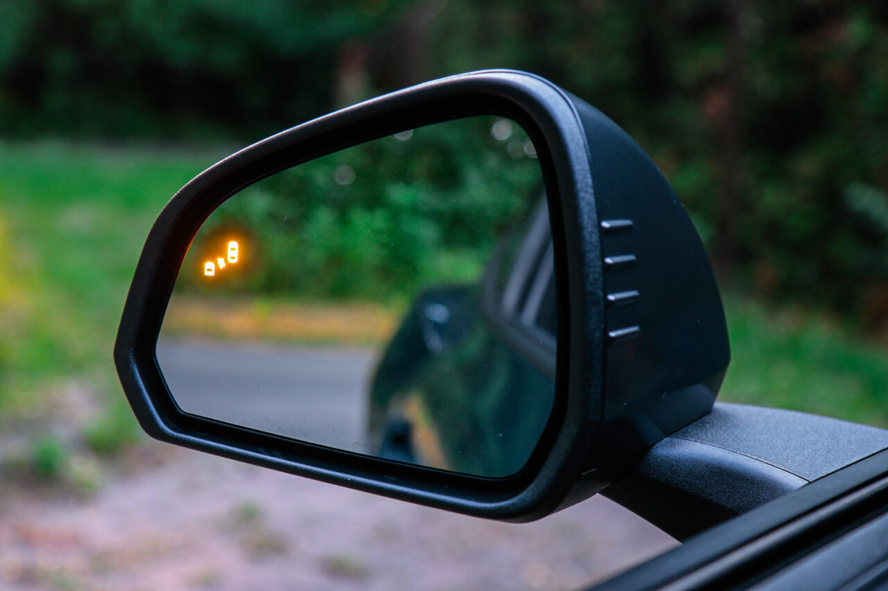 Lusterko boczne z aktywnym systemem monitorowania martwego pola, test Ford Mustang Dark Horse.