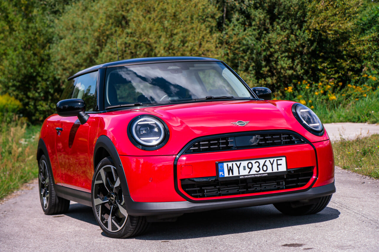 Czerwony Mini Cooper na drodze, test mini cooper c.