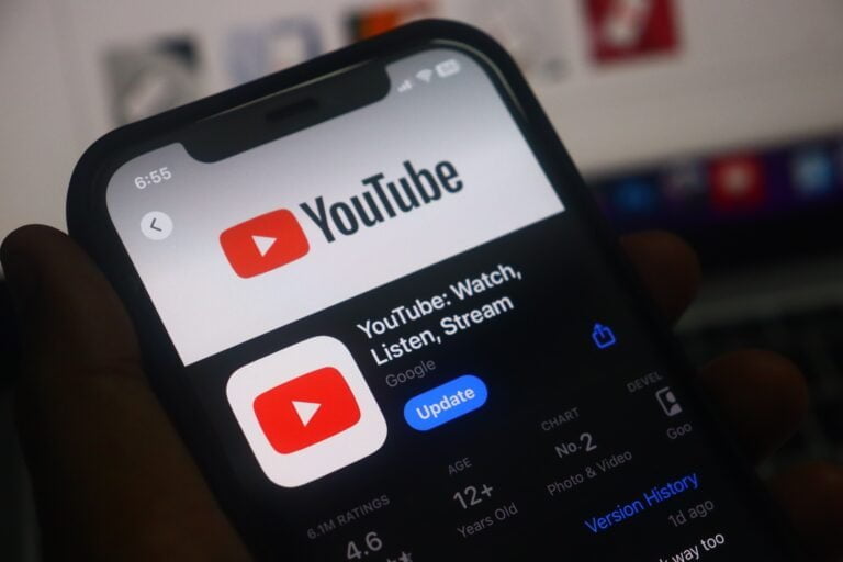 Aplikacja YouTube w App Store na ekranie smartfona z opcją aktualizacji.