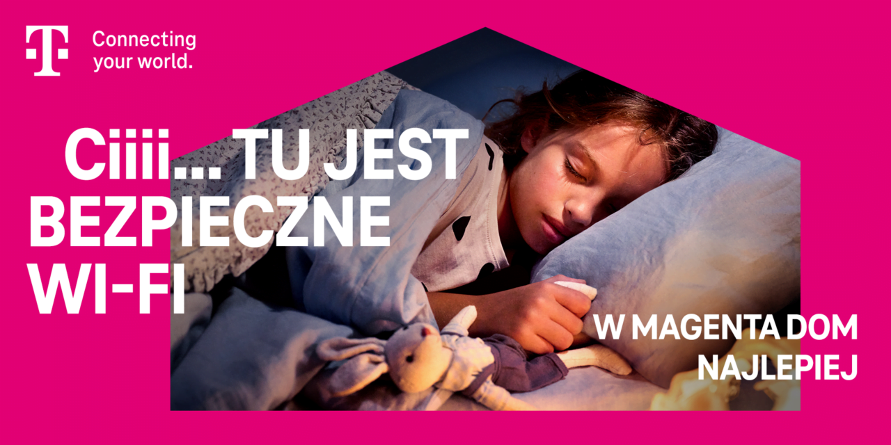 Dziewczynka śpiąca w łóżku, obok której leży pluszowy królik. Tekst: "Ciiii... TU JEST BEZPIECZNE WI-FI. W MAGENTA DOM NAJLEPIEJ". W lewym górnym rogu logo T-Mobile i napis "Connecting your world".