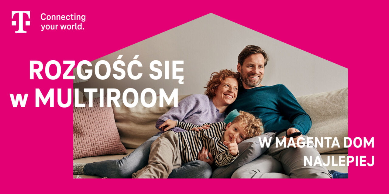 Rodzina siedząca na kanapie, obok tekst "ROZGOŚĆ SIĘ w MULTIROOM - W MAGENTA DOM NAJLEPIEJ", logo T-Mobile.