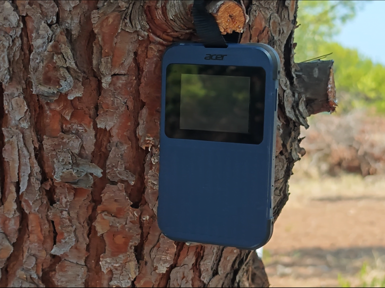 Router Acer Enduro wiszący na gałęzi Stacja zasilania i panele solarne Ecoflow