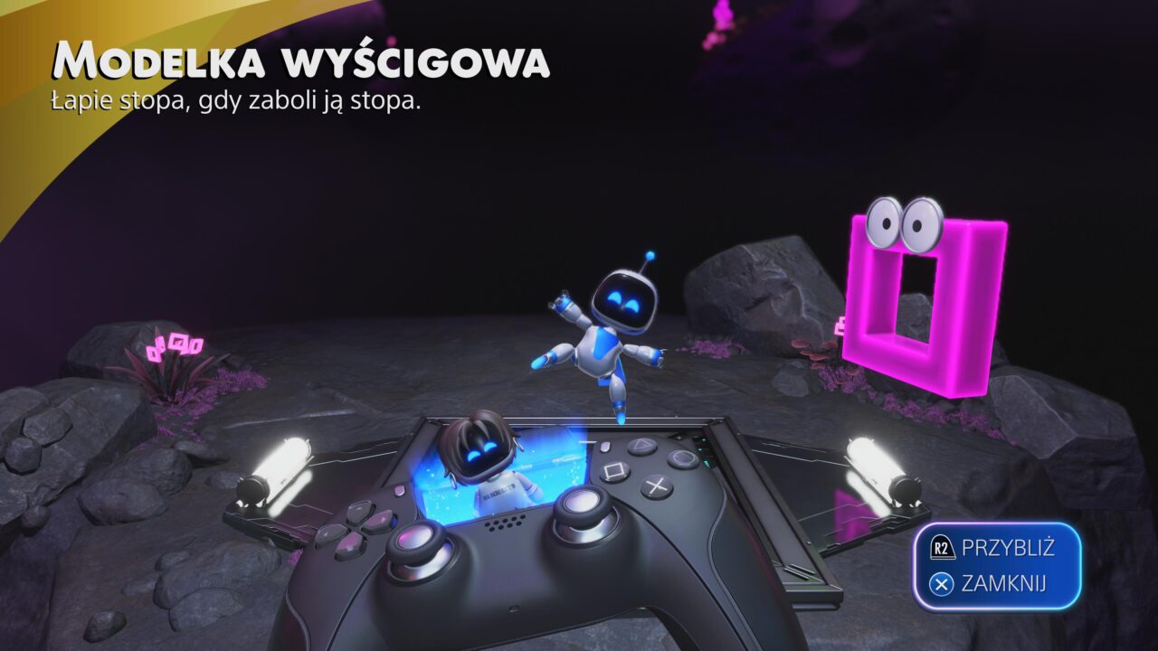 Modelka wyścigowa w grze ASTRO BOT "Łapie stopa, gdy zaboli ją stopa.", roboty, różowe rośliny, kontroler gry.