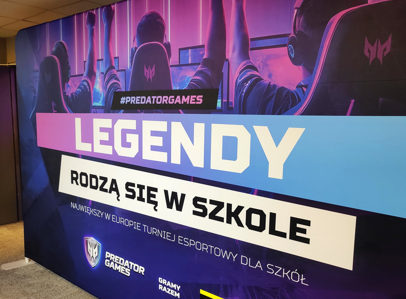 Baner reklamowy turnieju Predator Games z hasłem "LEGENDY rodzą się w szkole".