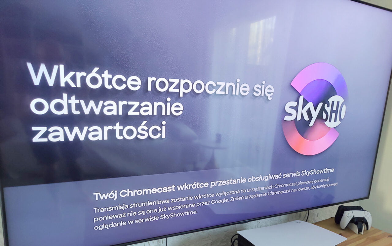 Ekran telewizora z komunikatem „Wkrótce rozpocznie się odtwarzanie zawartości” oraz logo SkyShowtime.