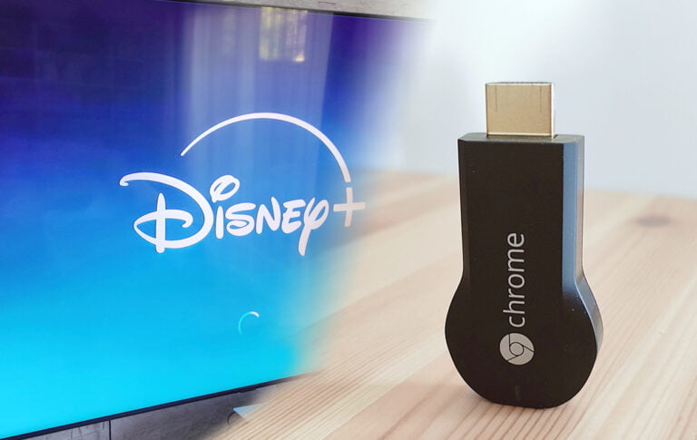 Logo Disney+ na ekranie telewizora obok urządzenia chromecast.