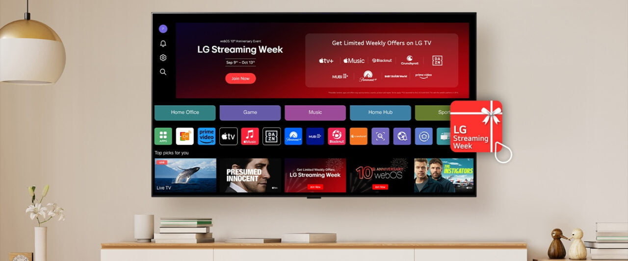 Telewizor w salonie wyświetlający ekran promujący LG Streaming Week z różnymi aplikacjami do streamingu i programów.