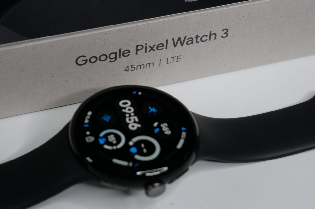 Google Pixel Watch 3 z pudełkiem w tle.