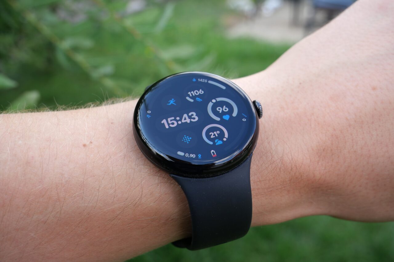 Smartwatch Google Piel Watch 3 45mm na ręku.