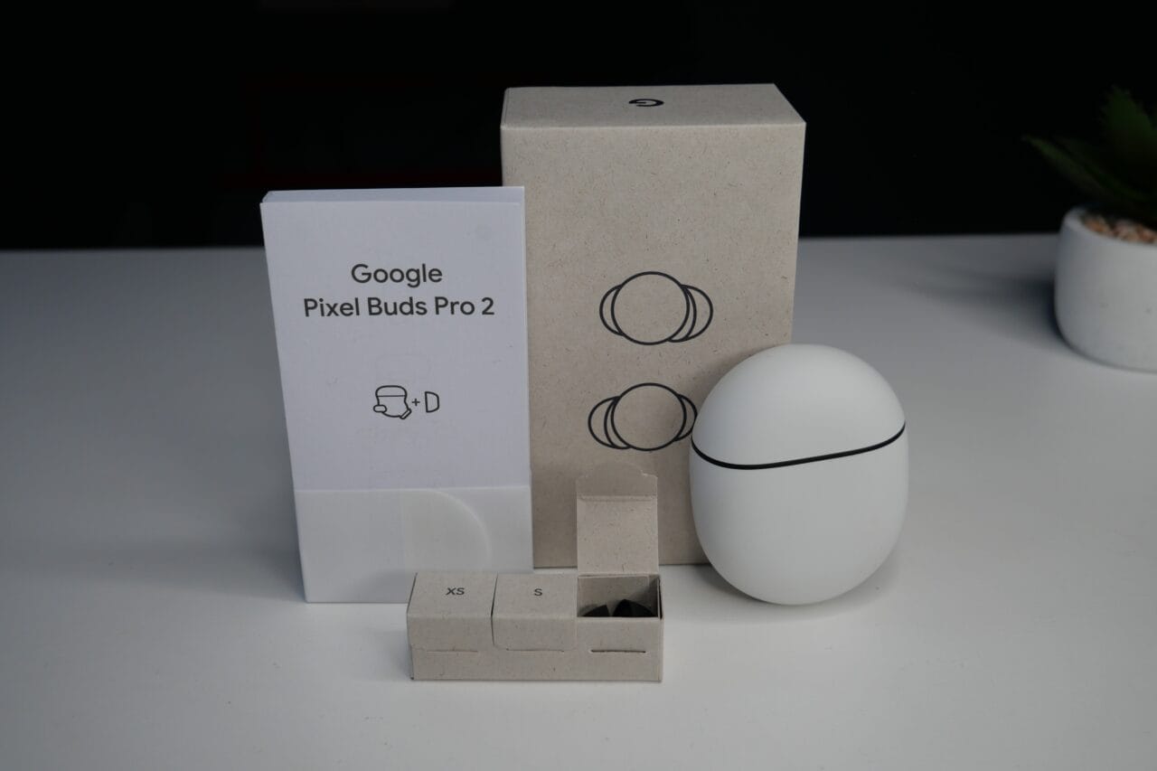 Opakowanie Google Pixel Buds Pro 2 z pudełkiem, etui ładującym i zestawem wymiennych nakładek.