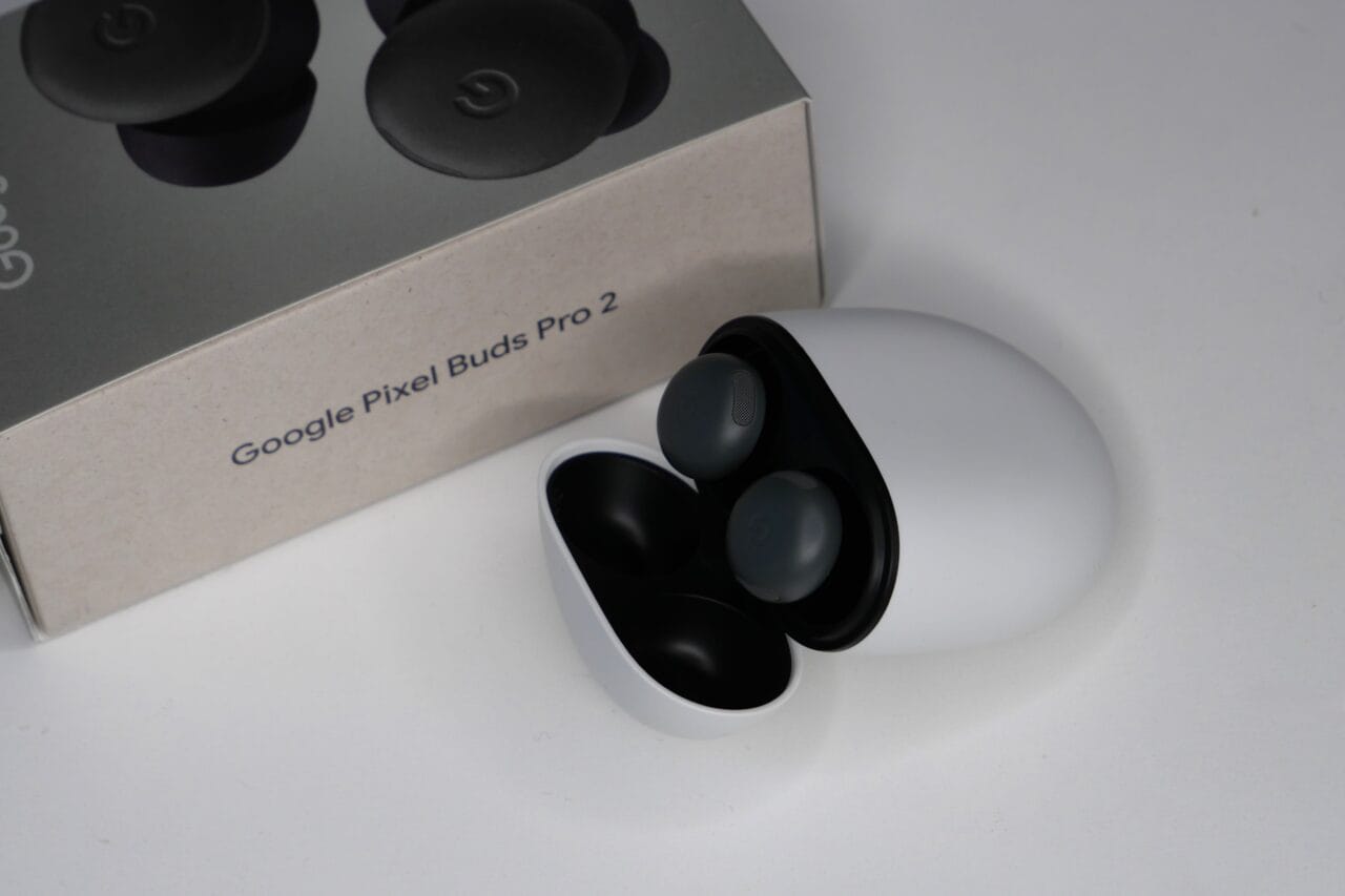 Etui z Google Pixel Buds Pro 2 obok pudełka.