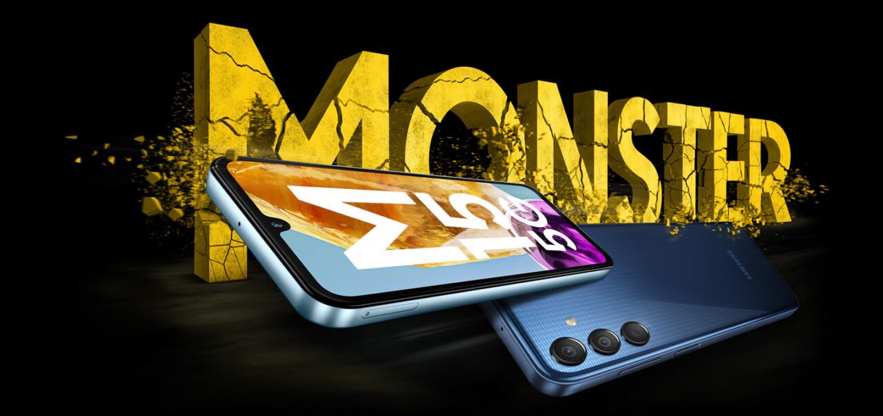 Samsung Galaxy M25 pokazany z przodu i z tyłu na tle napisu "MONSTER".