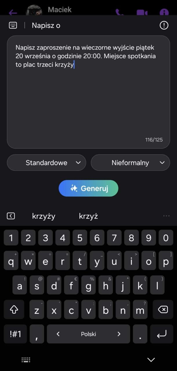 Test AI w Samsung One UI 6.1.1. Ekran telefonu z wiadomością tekstową o treści: "Napisz zaproszenie na wieczorne wyjście piątek 20 września o godzinie 20:00. Miejsce spotkania to plac trzeci krzyży" oraz klawiaturą ekranową.