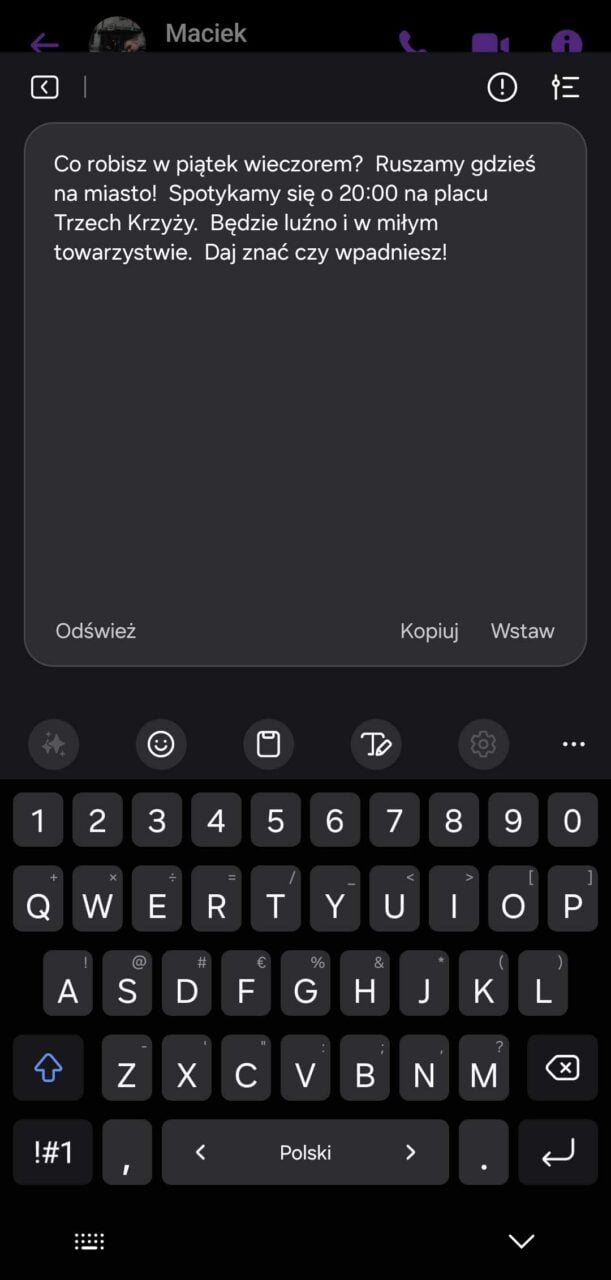 Test AI w Samsung One UI 6.1.1. Co robisz w piątek wieczorem? Ruszamy gdzieś na miasto! Spotykamy się o 20:00 na placu Trzech Krzyży. Będzie luźno i w miłym towarzystwie. Daj znać czy wpadniesz!