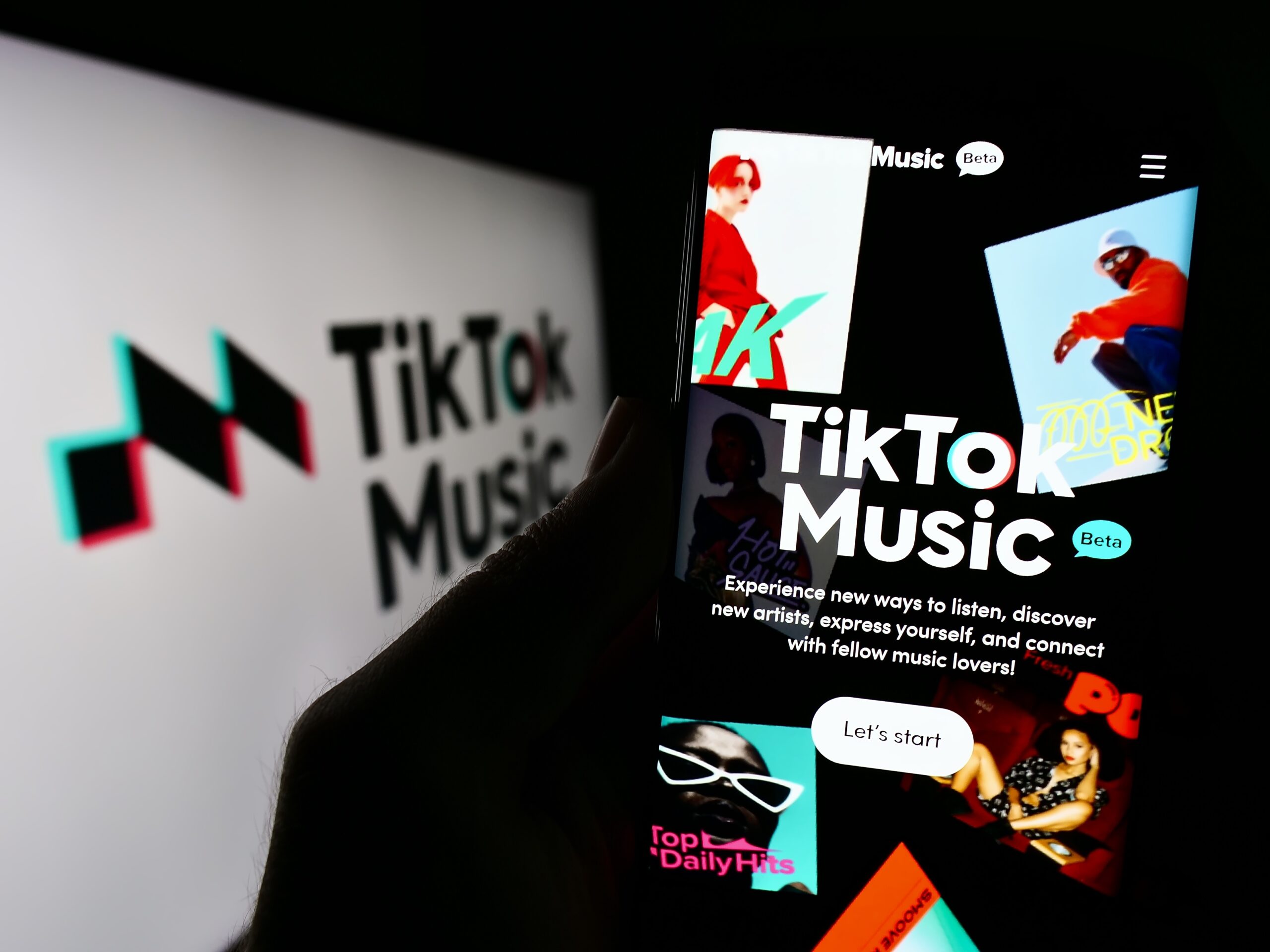 Logo TikTok Music na jasnym tle obok ekranu smartfona z interfejsem aplikacji TikTok Music Beta.