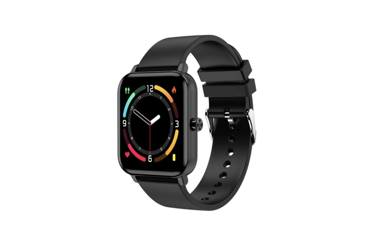 Czarny smartwatch z prostokątnym ekranem i czarnym silikonowym paskiem.