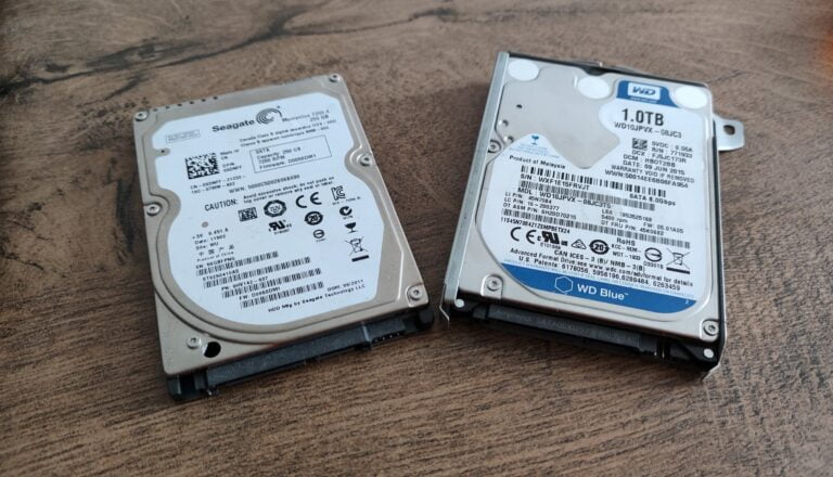 Dysk twardy w ilości dwa na drewnianym blacie, jeden marki Seagate o pojemności 250 GB i drugi marki WD o pojemności 1 TB.