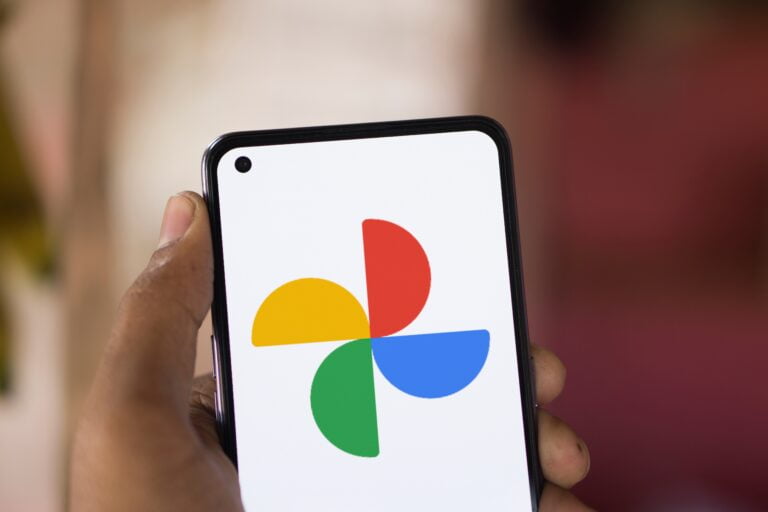 Osoba trzymająca telefon komórkowy z logo Google Zdjęcia na ekranie.