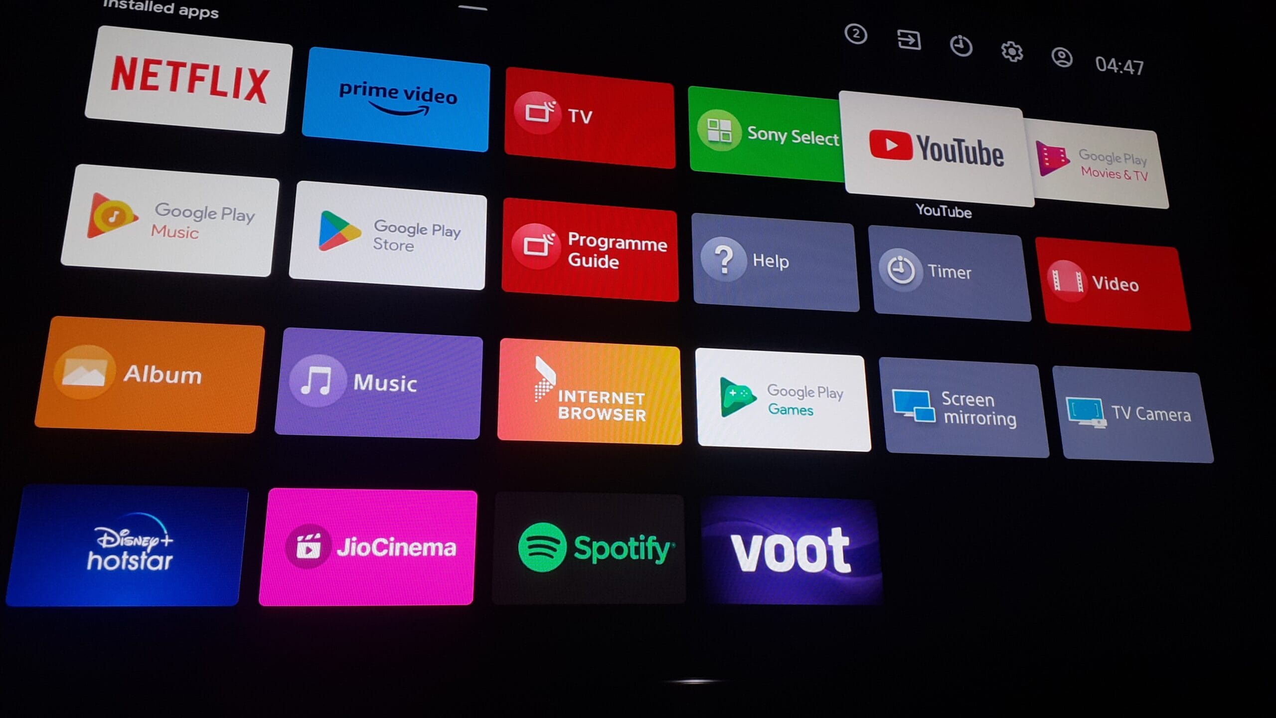 Widok zrzutu ekranu telewizora Google TV z listą zainstalowanych aplikacji, w tym Netflix, Prime Video, YouTube, Spotify, Google Play Music, Disney+ Hotstar i inne.