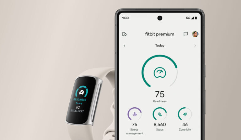 Smartwatch Fitbit i smartfon z aplikacją Fitbit Premium wyświetlającą wyniki aktywności.