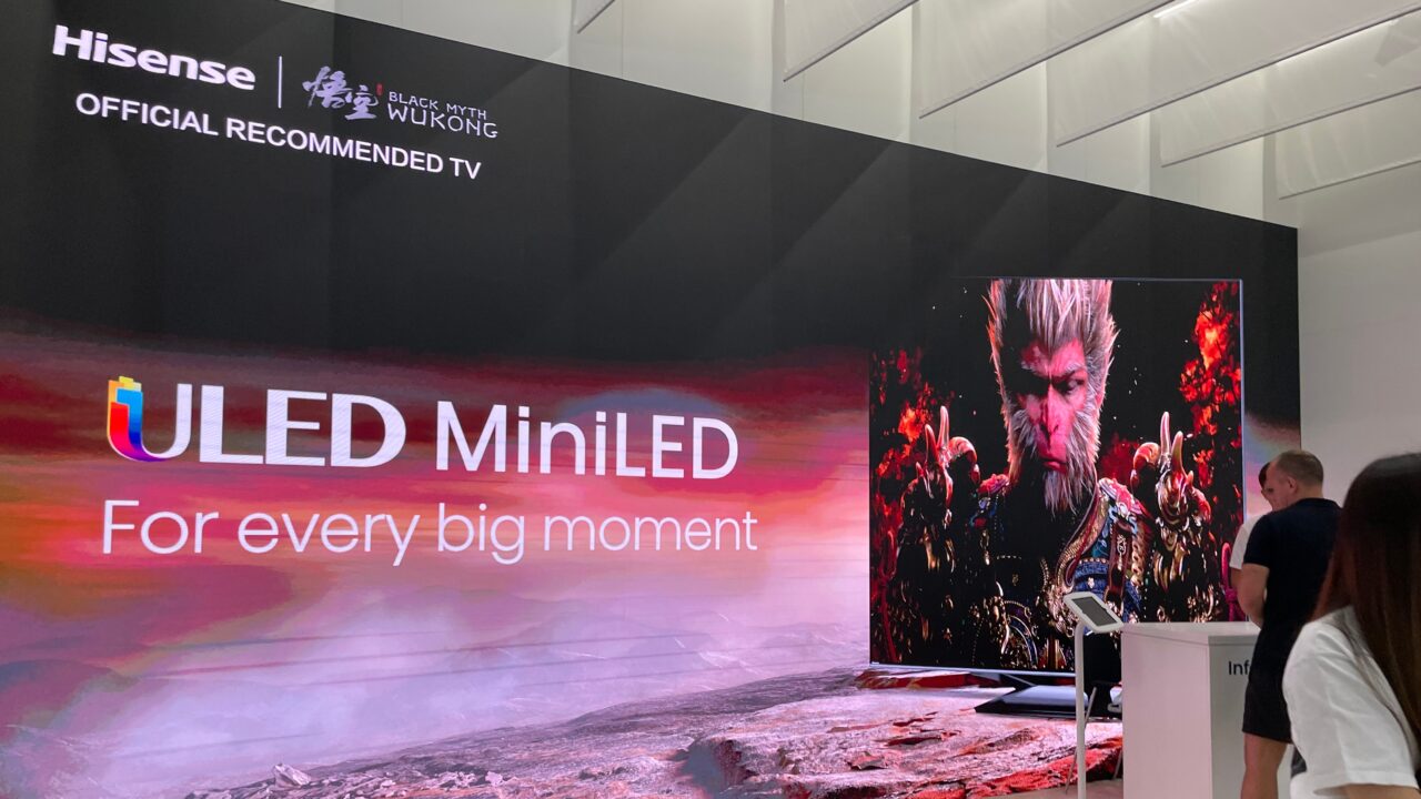 Reklama telewizora Hisense ULED MiniLED, w tle postać z gry Black Myth Wukong.