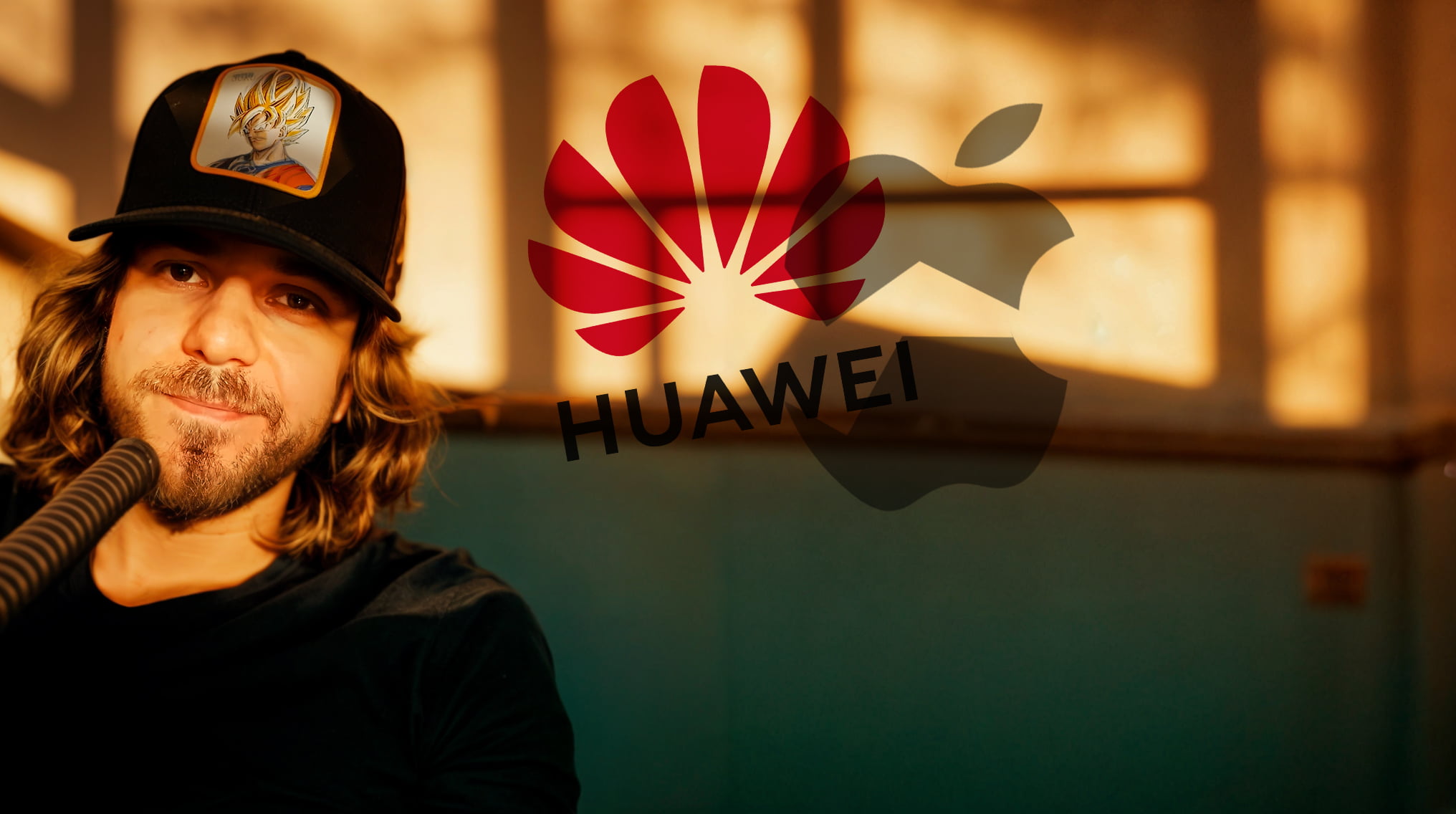 Mężczyzna w czapce z postacią anime na tle logo Huawei i Apple.