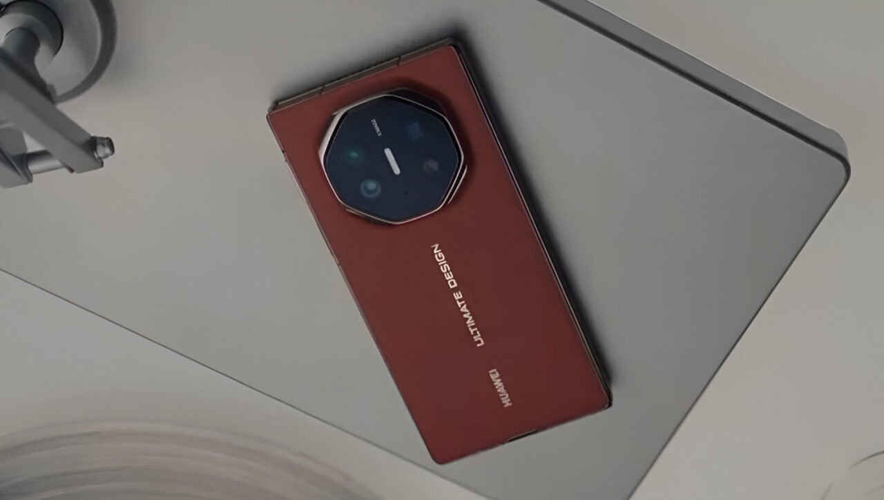 Składany smartfon Huawei Mate XT z czerwonym etui i napisem "ULTIMATE DESIGN".