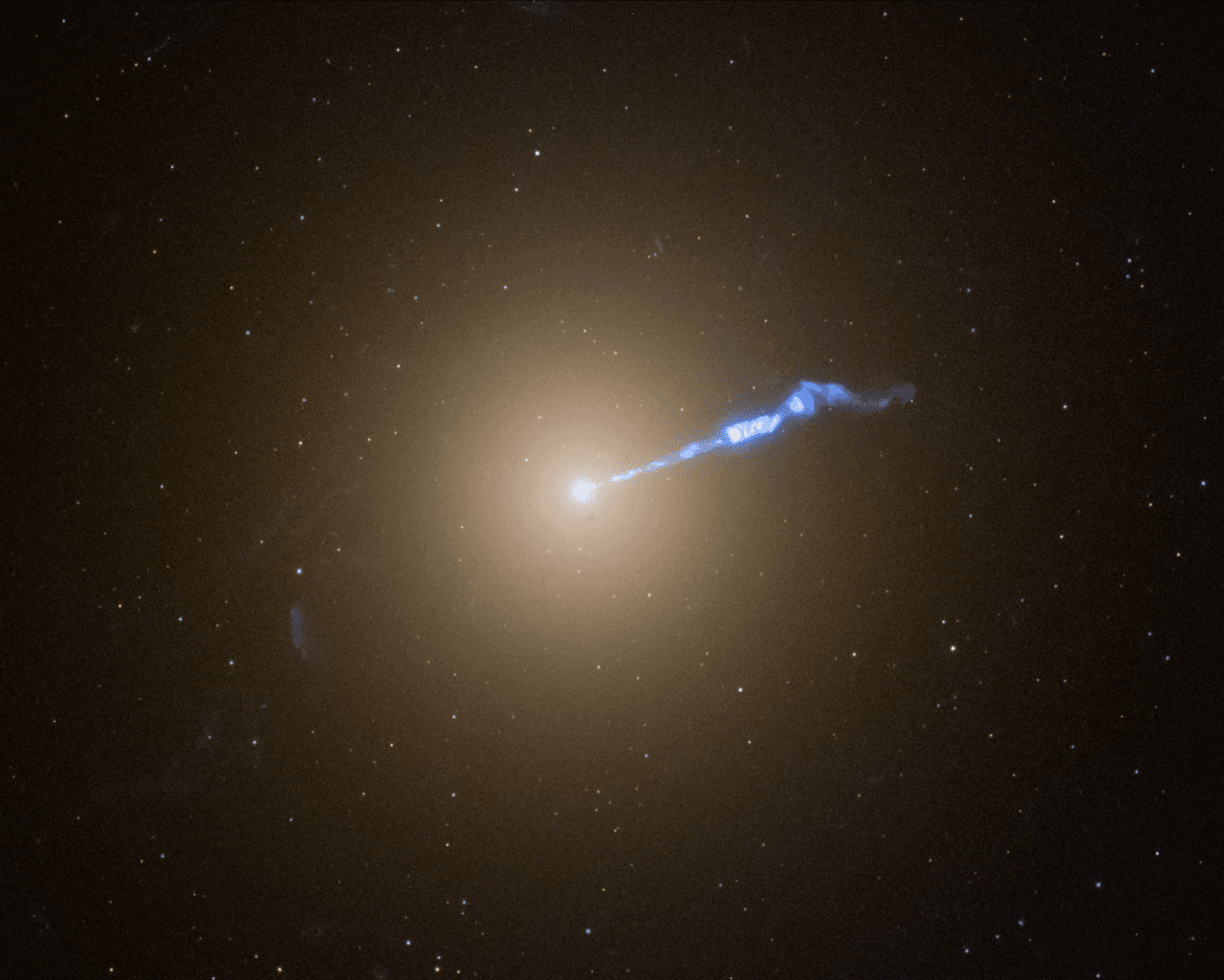 NASA, teleskop Hubble'a. Galaktyka M87 z dżetem plazmy widocznym po prawej stronie.