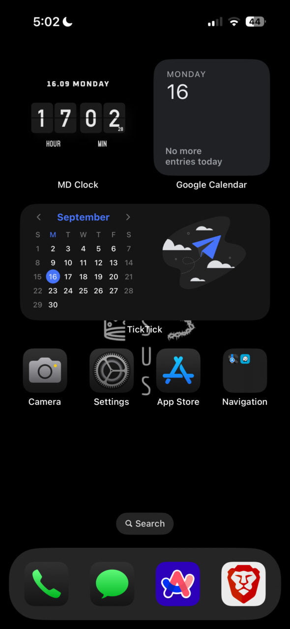 Zrzut ekranu telefonu z aplikacjami: MD Clock, Google Calendar, TickTick, Camera, Settings, App Store, Navigation. Na dole Phone, Messages, Apollo, Brave. Na górze godzina 5:02. Kalendarz na wrzesień.