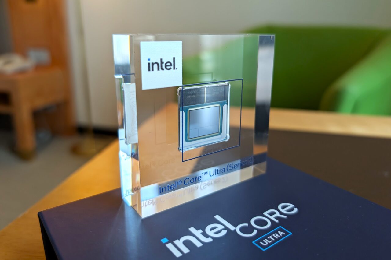 Przezroczysta kostka z chipem Intel Core Ultra (Series 2) umieszczona na pudełku z napisem "Intel Core Ultra".