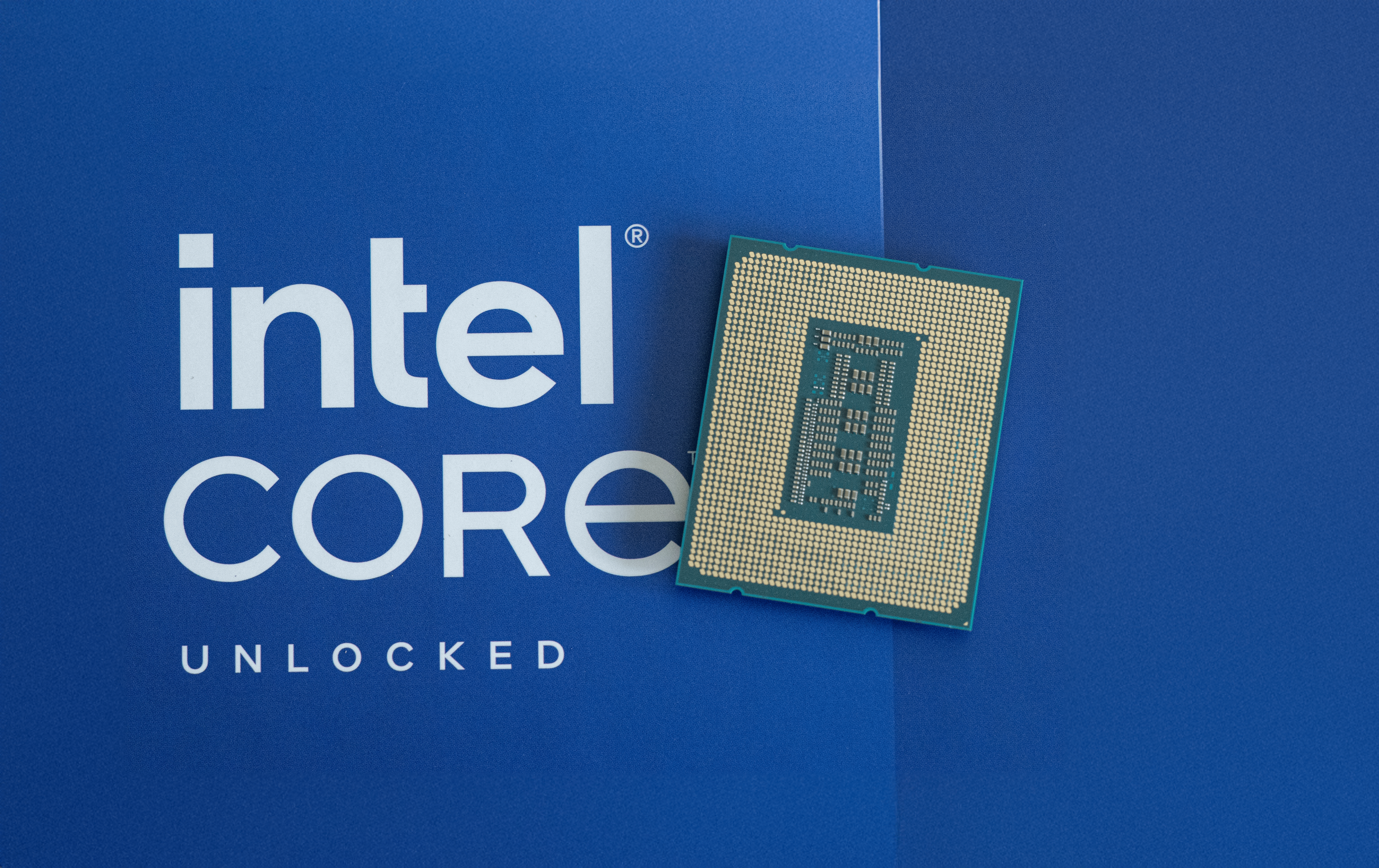 Procesor Intel na niebieskim pudełku z napisam Intel Core.