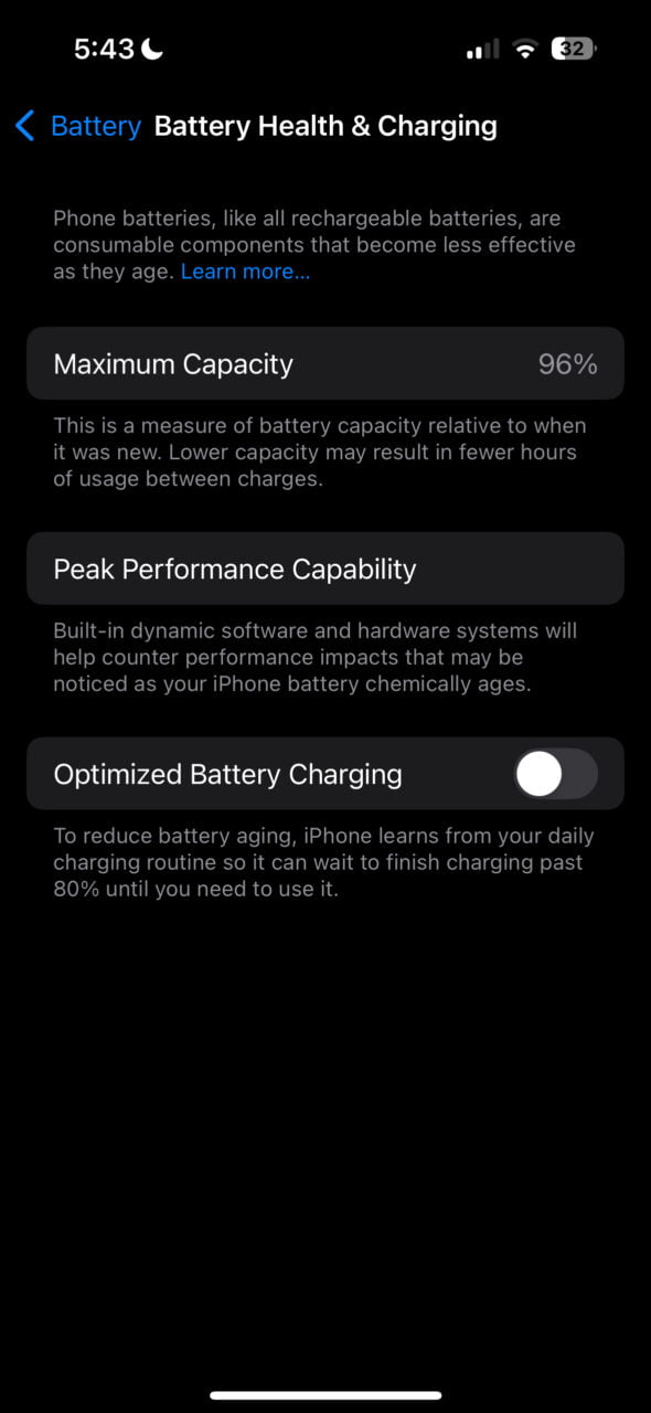 Stan zdrowia baterii iPhone z maksymalną pojemnością wynoszącą 96%. Włączona jest opcja zoptymalizowanego ładowania baterii. Zrzut ekranu wykonany o 5:43, poziom naładowania baterii wynosi 32%.