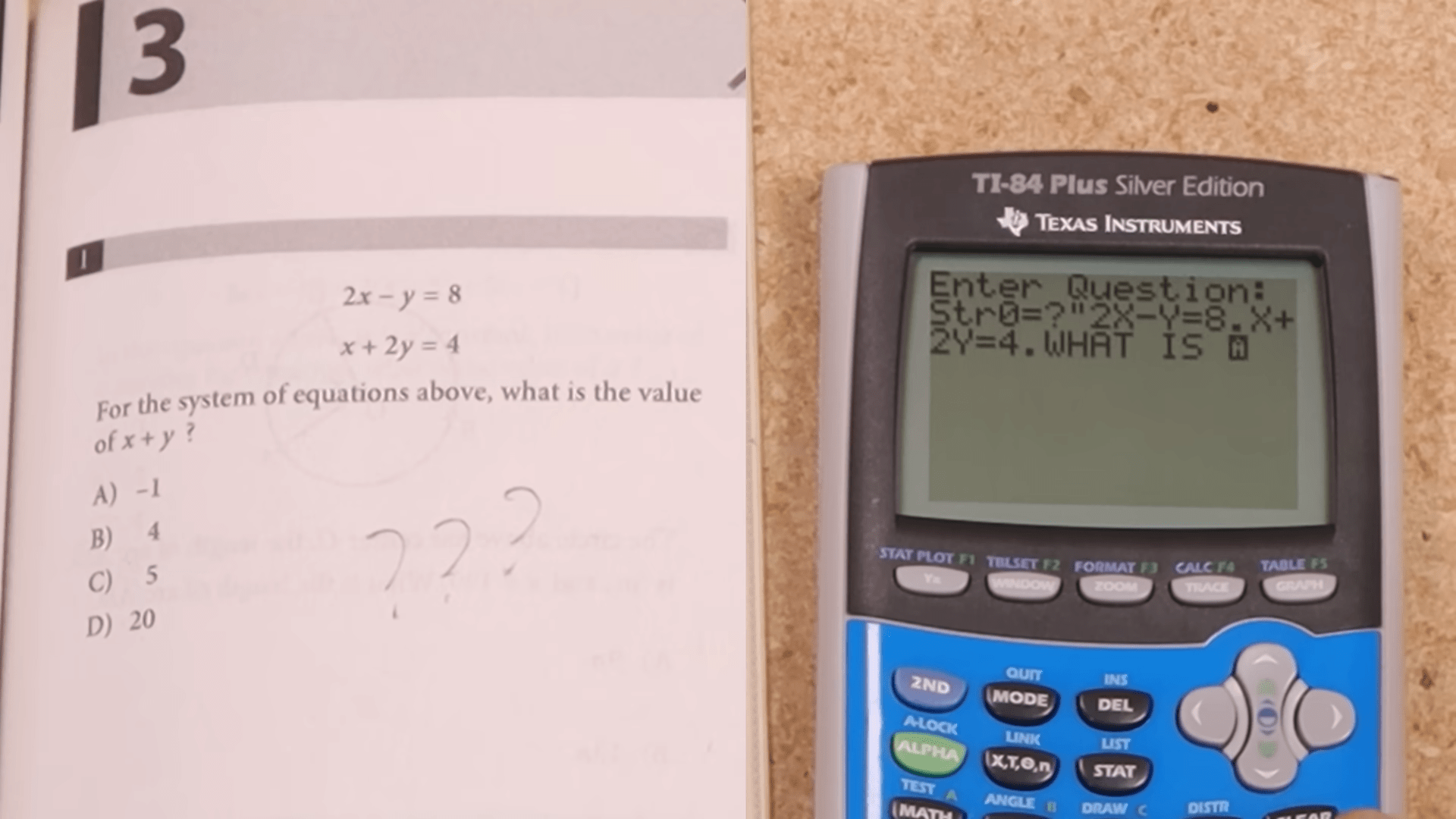 Kalkulator TI-84 Plus Silver Edition oraz książka z zadaniem matematycznym dotyczącym układu równań. ChatGPT może być na nim odtwarzany.