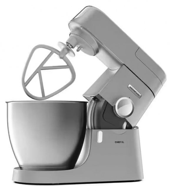 Robot kuchenny Kenwood Chef XL w srebrnym kolorze.