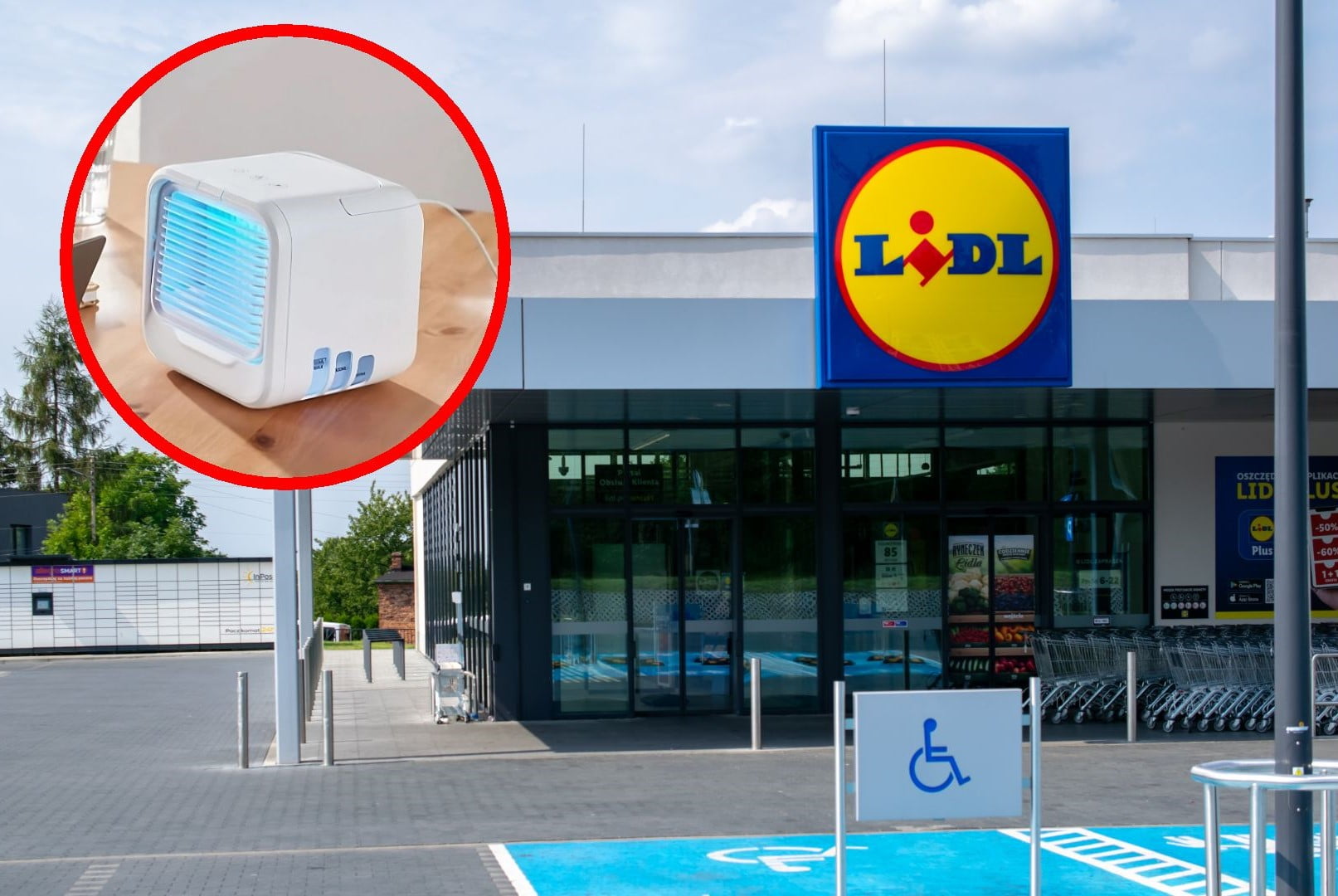 Wejście do sklepu Lidl z wózkami sklepowymi na zewnątrz, na pierwszym planie znak dla osób niepełnosprawnych, w lewym górnym rogu wstawione zdjęcie klimatyzatora przenośnego na biurku.