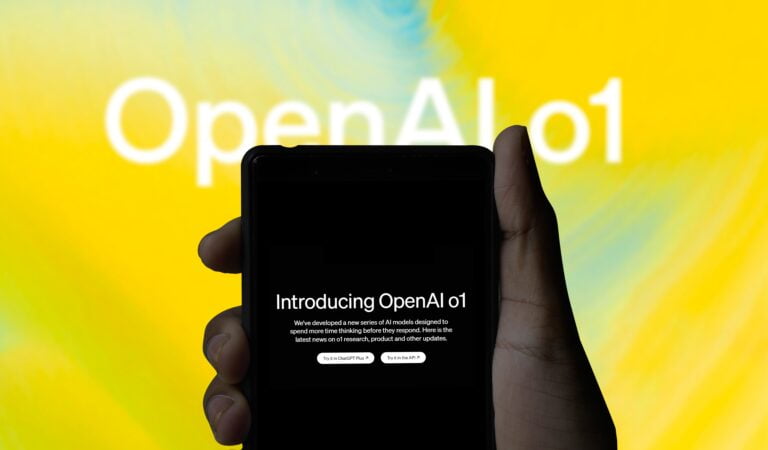 Osoba trzymająca smartfon z napisem "Introducing OpenAI o1" na tle ekranu z kolorowym napisem "OpenAI o1".