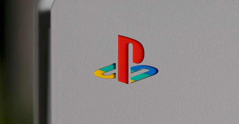 Logo PlayStation 5 na szarej obudowie.