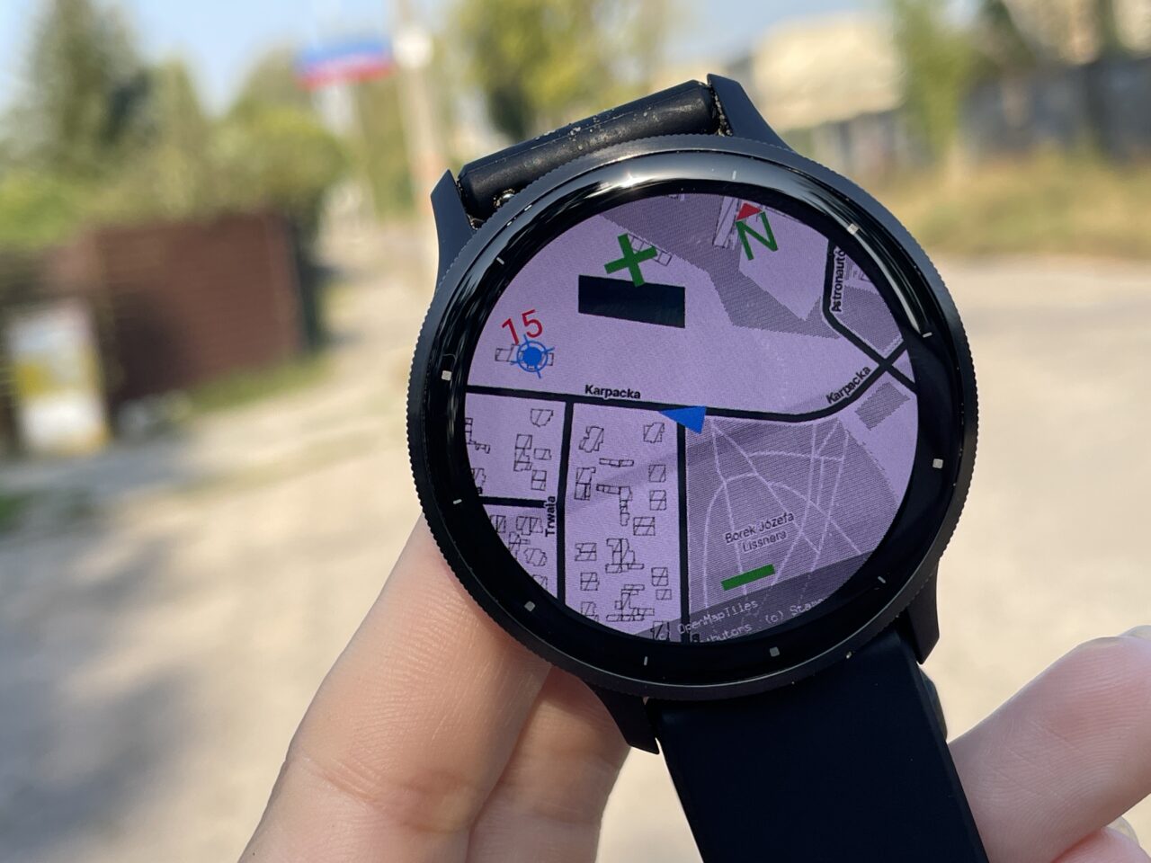 Zbliżenie na zegarek smartwatch z wyświetloną mapą GPS.