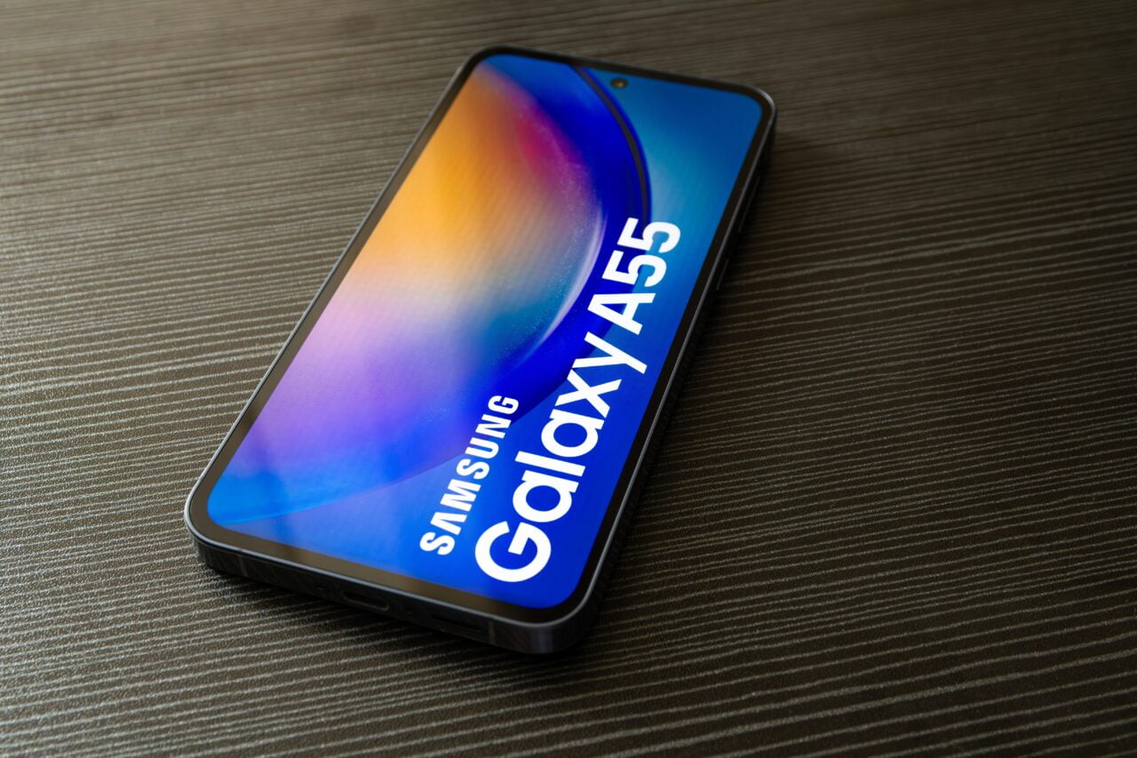 Smartfon Samsung Galaxy A55 leżący na powierzchni stołu. Być może i on dostanie One UI 6.1.1