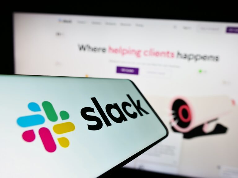 Logo Slack na tle ekranu komputera.