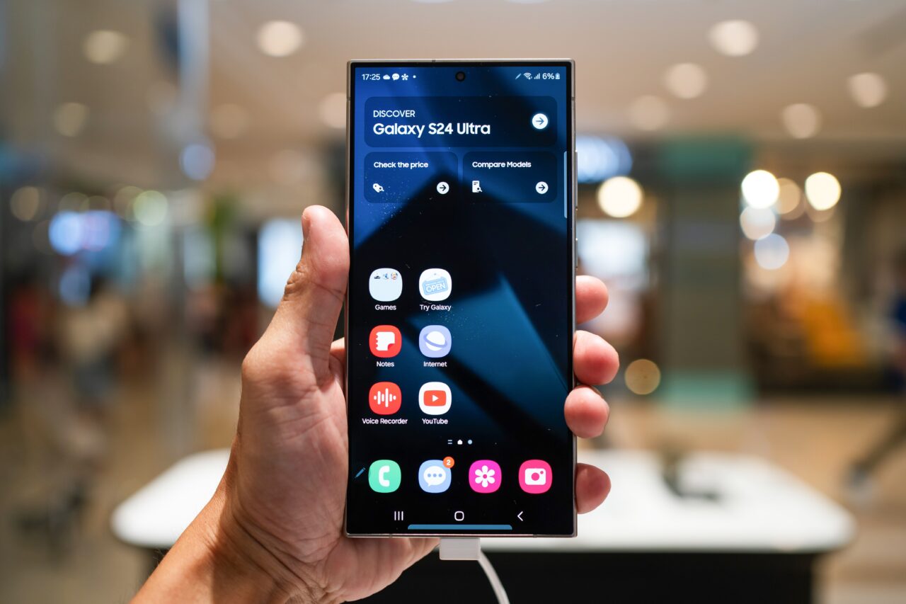 One UI 7 trafi też na S24 Ultra. Osoba trzymająca smartfon Samsung Galaxy S24 Ultra z widocznym ekranem głównym.
