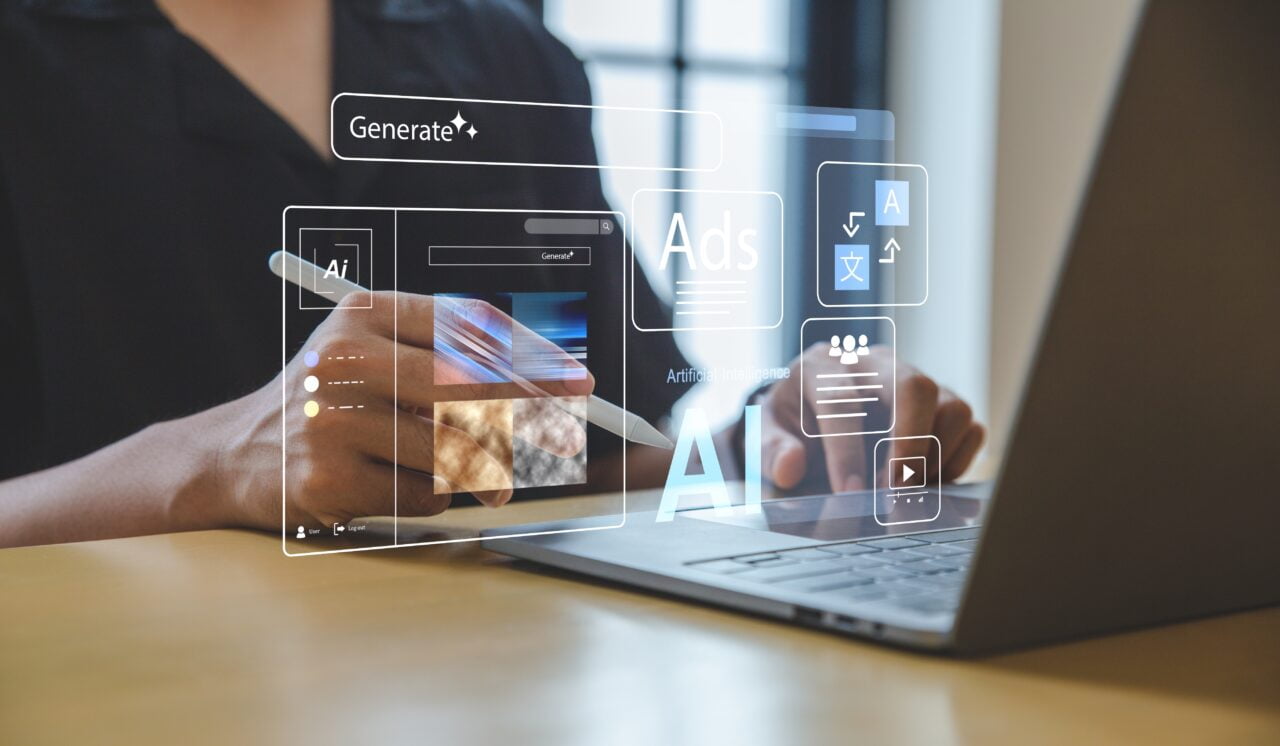 Osoba pracująca na laptopie z holograficznymi ikonami związanymi ze sztuczną inteligencją, reklamami i tłumaczeniami.