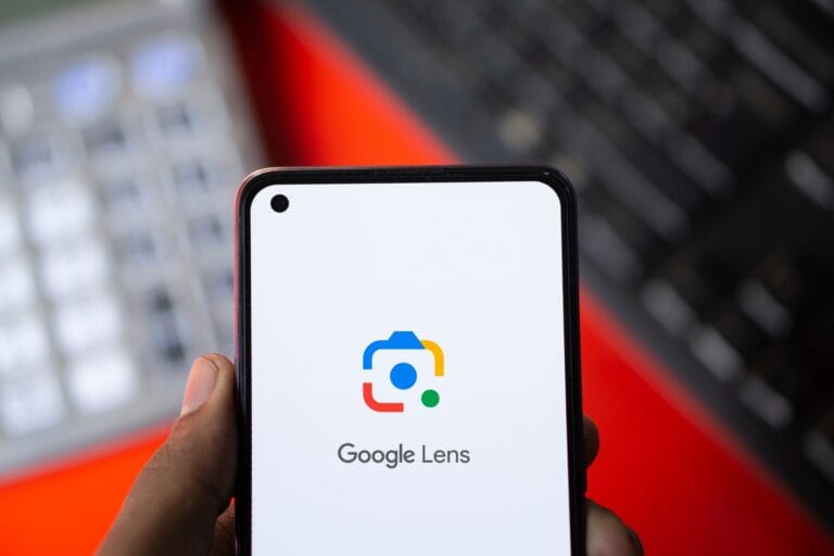 Osoba trzymająca smartfon z otwartą aplikacją Google Lens.