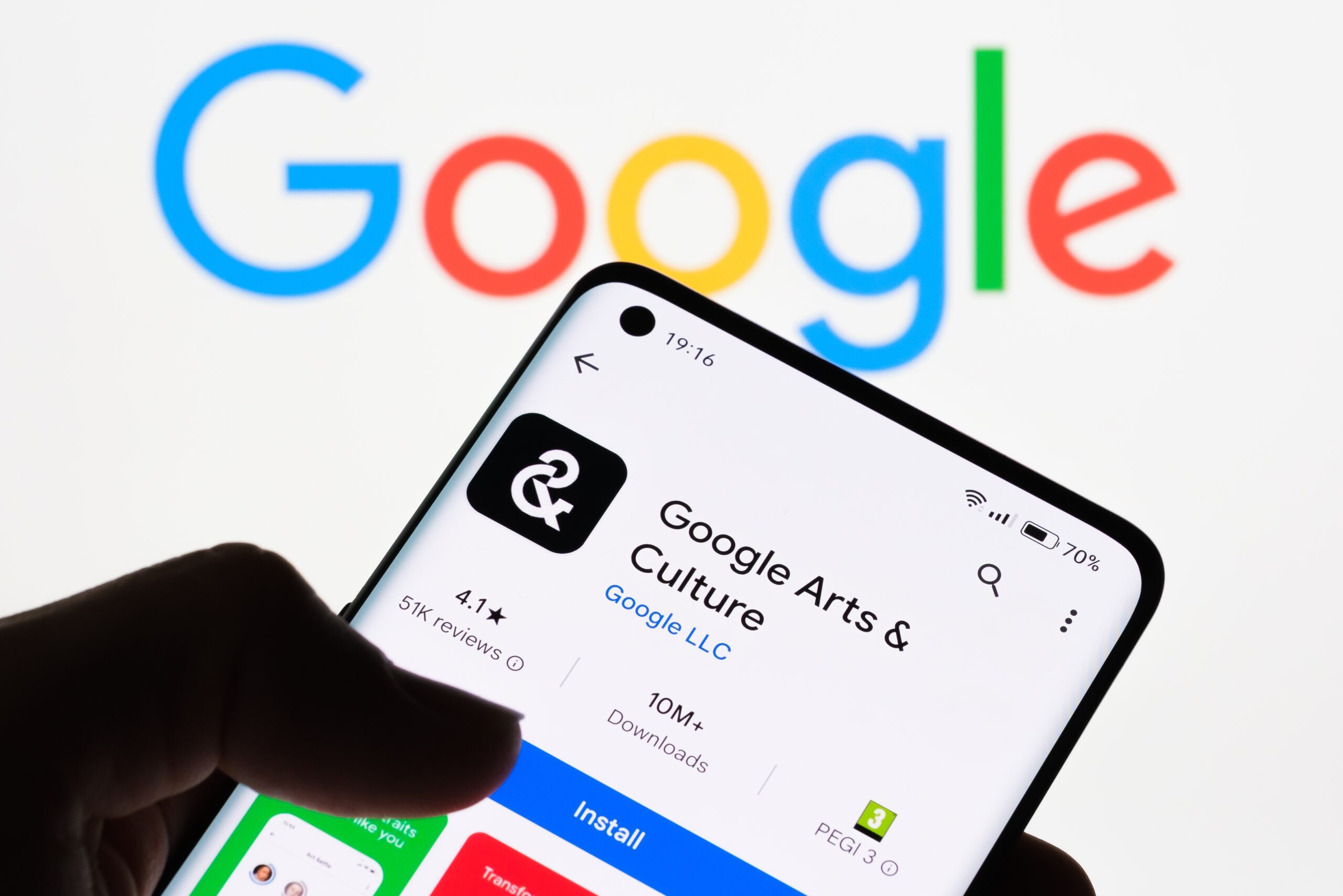 Google Arts & Culture aplikacja mobilna wyświetlana na smartfonie na tle logo Google.